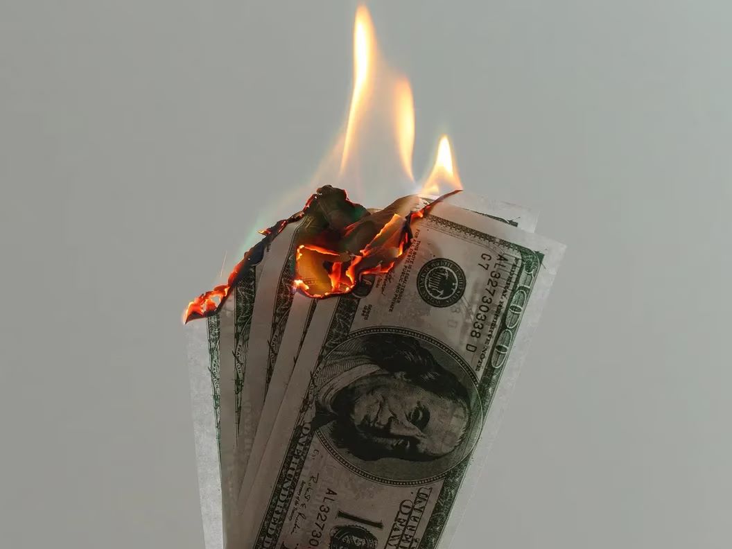 燃烧中的美元